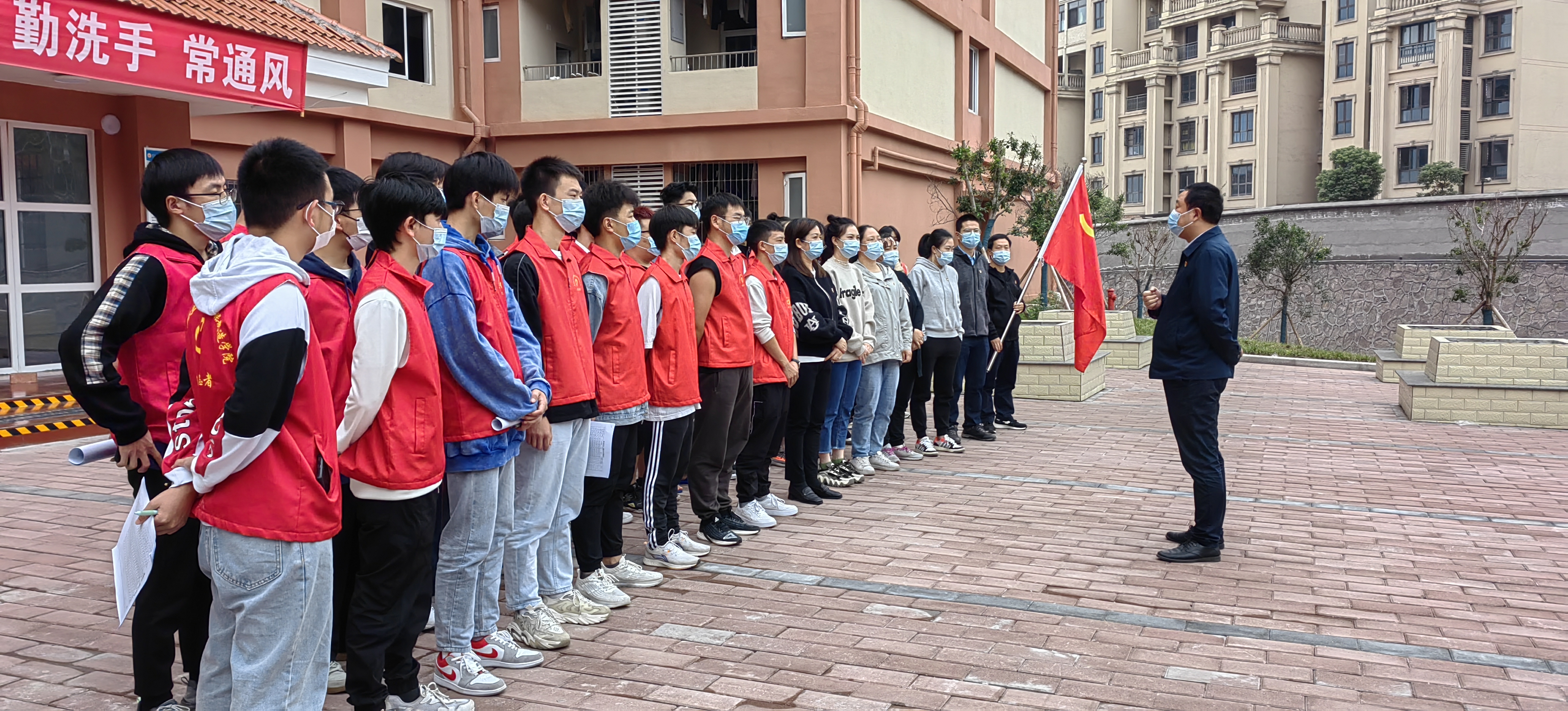 教师担任抗疫志愿者.jpg
