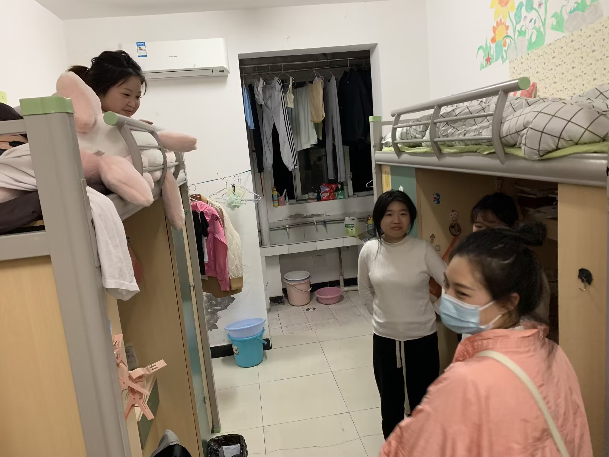 教师探访宿舍关心学生生活情况.jpg