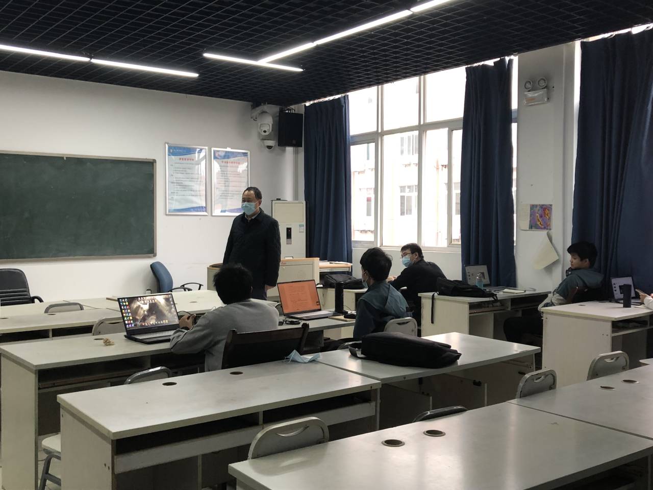 教师关心学生学习情况.jpg